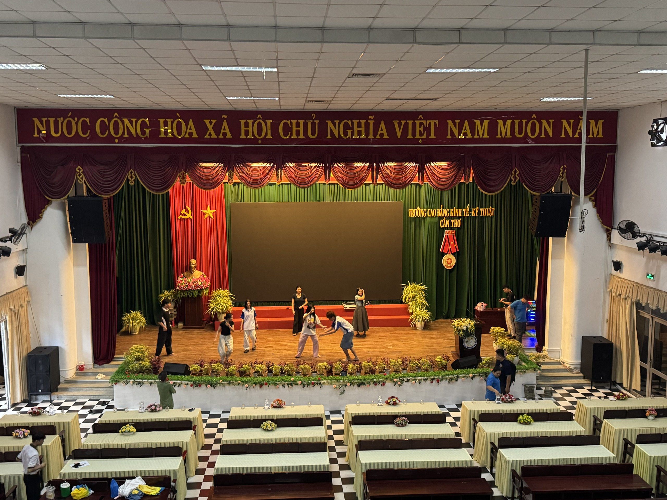 Đặc tính không gian hội trường độ vọng