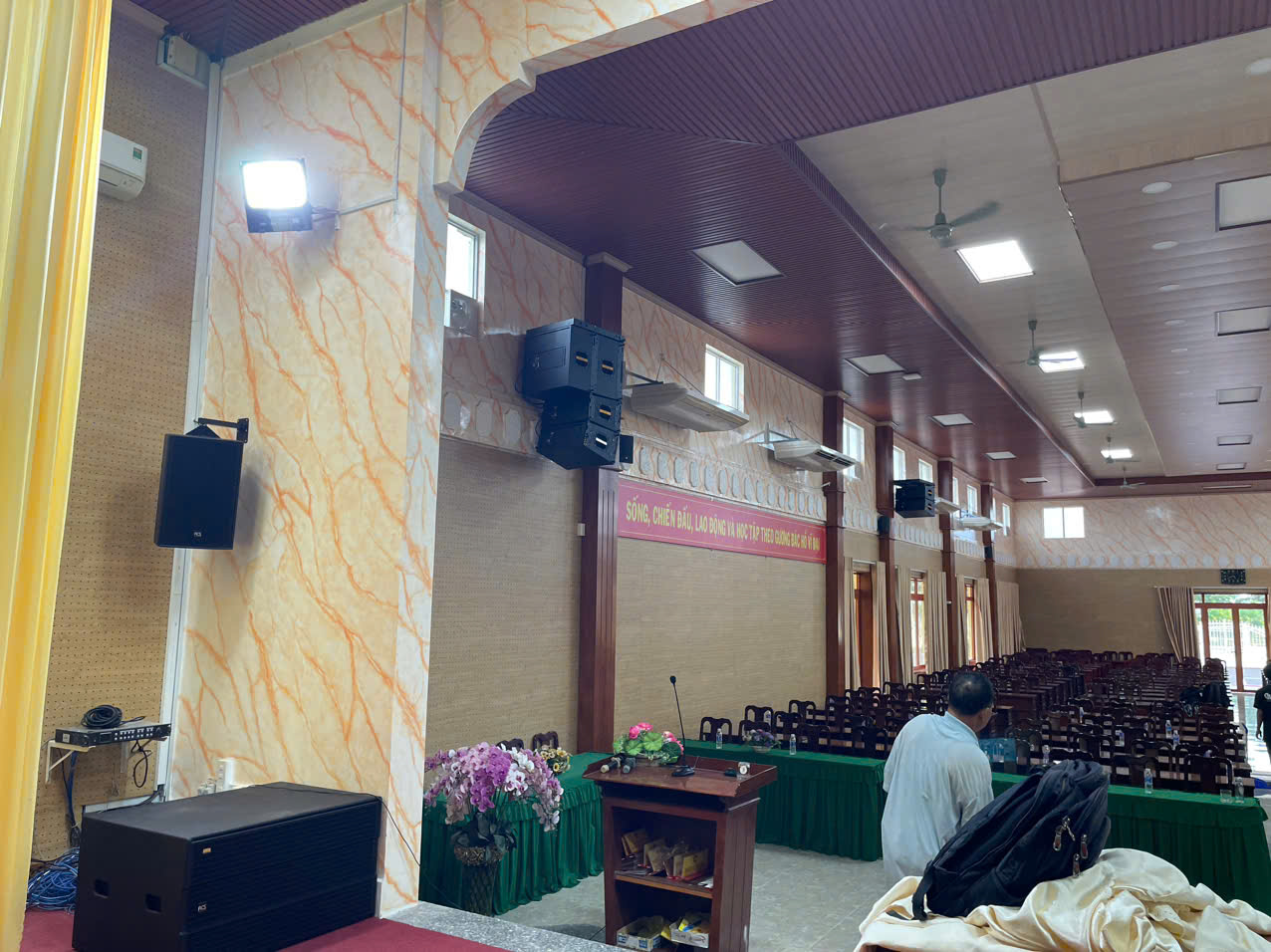 Lắp đều ở bên đảm bảo chất lượng âm thanh