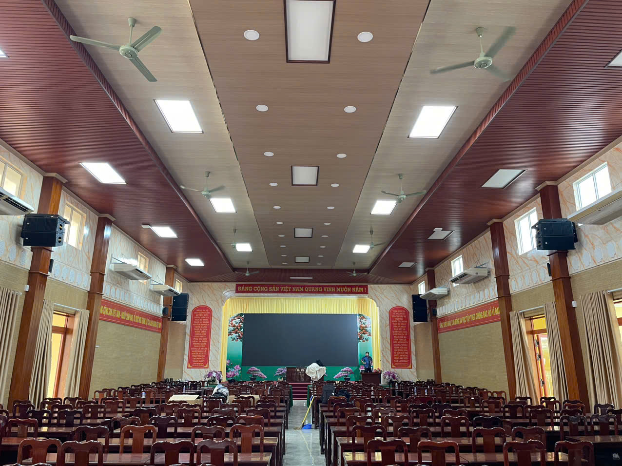 Nhu cầu âm thanh đều và to cho hội trường