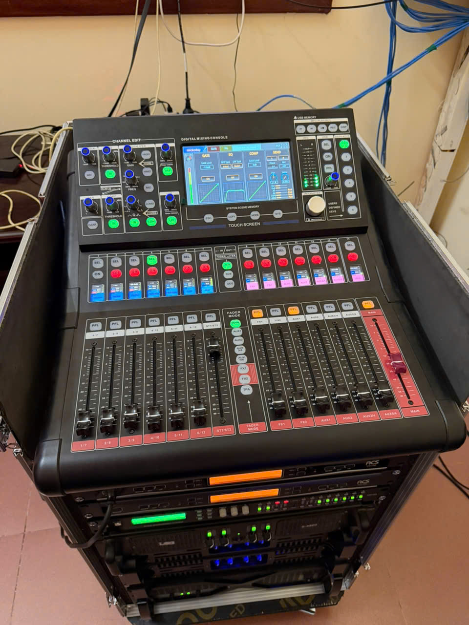 Tủ mixer và thiết bị xử lý âm thanh